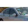Blauwe en witte rozen rotan harten Trouwauto decoratie
