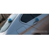 Blauwe en witte rozen rotan harten Trouwauto decoratie