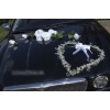 Bloemenhart voor trouwauto