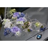 Trouwauto versiering paarse en blauw bloemen met decoratie van rotan