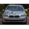 Trouwauto versiering paarse en blauw bloemen met decoratie van rotan