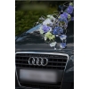 Trouwauto versiering paarse en blauw bloemen met decoratie van rotan