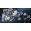 Trouwauto versiering paarse en blauw bloemen met decoratie van rotan
