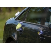 Trouwauto versiering paarse en blauw bloemen met decoratie van rotan