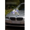 Trouwauto versiering paarse en blauw bloemen met decoratie van rotan