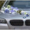 Trouwauto versiering paarse en blauw bloemen met decoratie van rotan