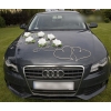 Trouwauto versiering witte rozen en harten