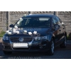 Trouwauto versiering witte bloemen