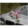Bruiloft auto versiering van witte en roze rozen