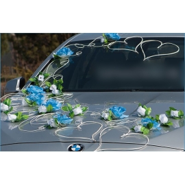 Blauwe rozen en harten voor trouwauto decoratie