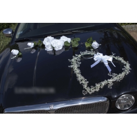 Bloemenhart voor trouwauto