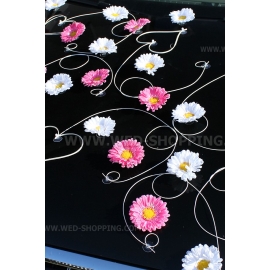 Trouwauto roze en witte gerbera versiering