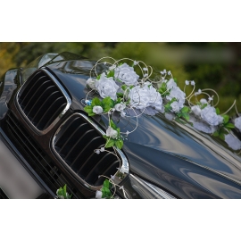 Witte decoratie trouwauto