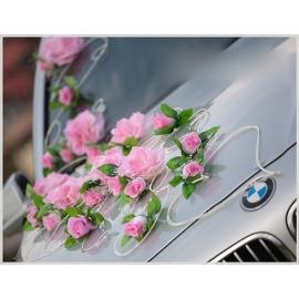 Roze versiering voor bruiloft auto
