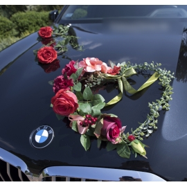 Bloemenhart voor trouwauto