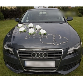 Trouwauto versiering witte rozen en harten