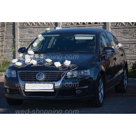 Trouwauto versiering witte bloemen