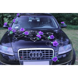 Bruidsauto versieren violet rozen en hart
