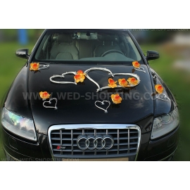 Witte harten trouwauto versiering oranje orchideeën