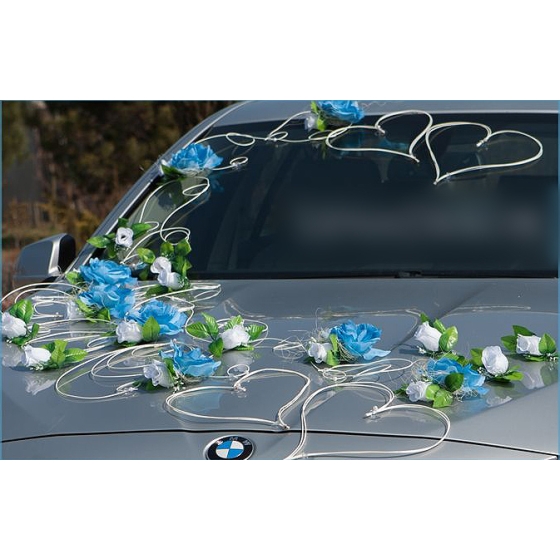 Blauwe rozen en harten voor trouwauto decoratie
