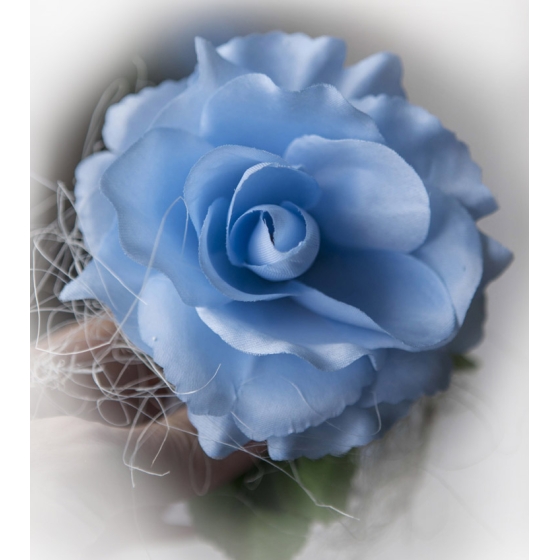 Blauwe en witte rozen rotan harten Trouwauto decoratie