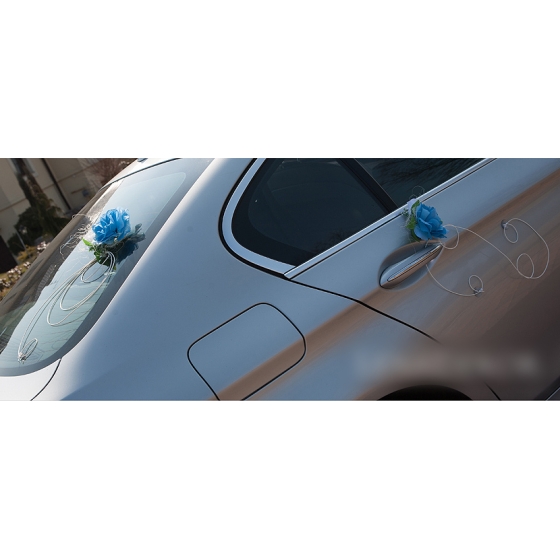 Blauwe en witte rozen rotan harten Trouwauto decoratie