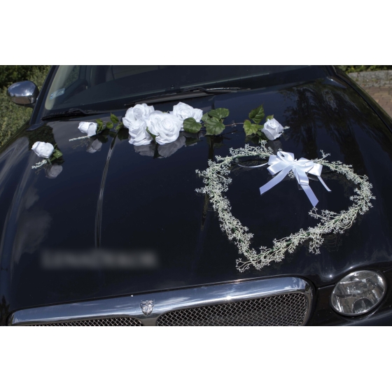 Bloemenhart voor trouwauto