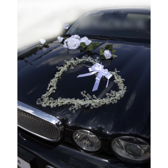Bloemenhart in het wit voor trouwauto decoratie