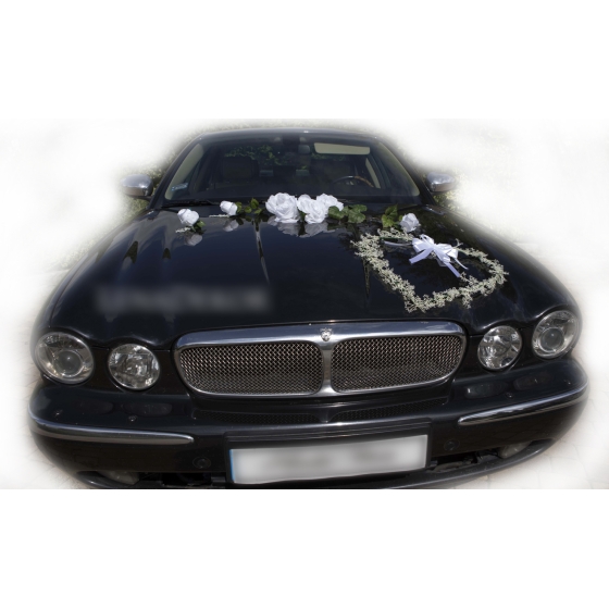 Bloemenhart in het wit voor trouwauto decoratie