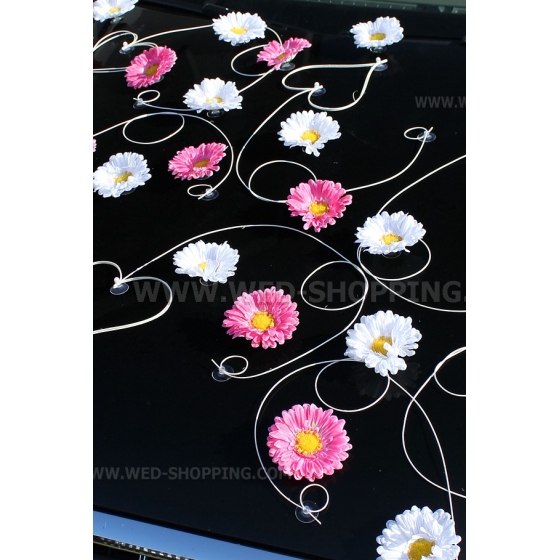 Trouwauto roze en witte gerbera versiering
