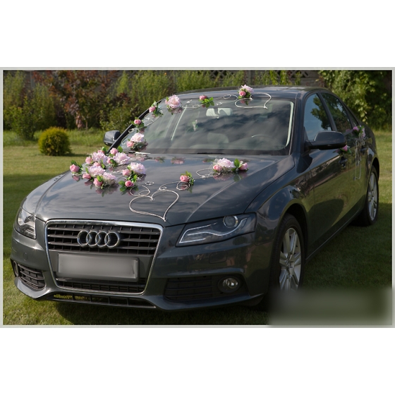 Decoratie voor trouwauto roze rozen
