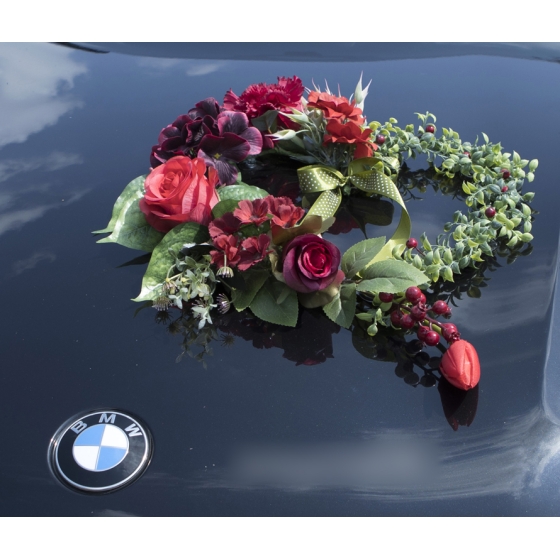 Trouwauto decoratie Bloemenhart in rood-bordeauxtinten