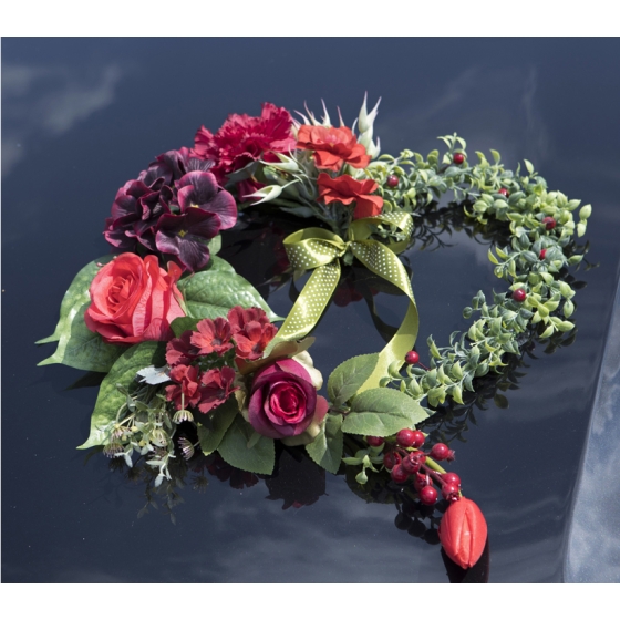 Trouwauto decoratie Bloemenhart in rood-bordeauxtinten
