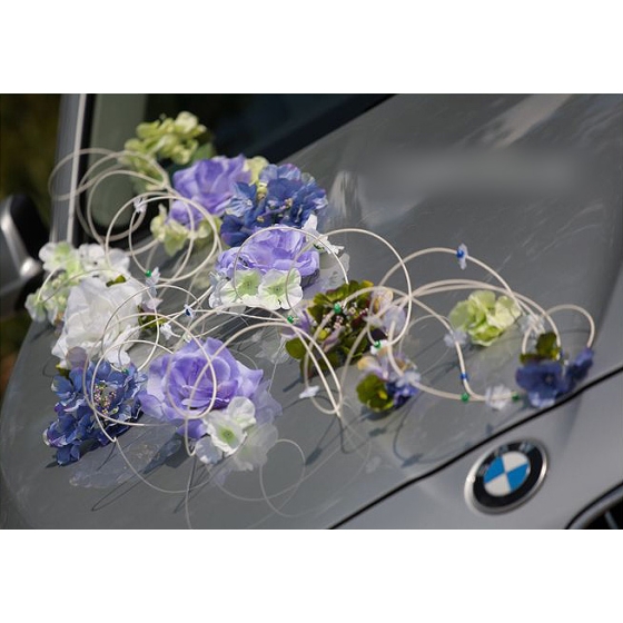 Trouwauto versiering paarse en blauw bloemen met decoratie van rotan