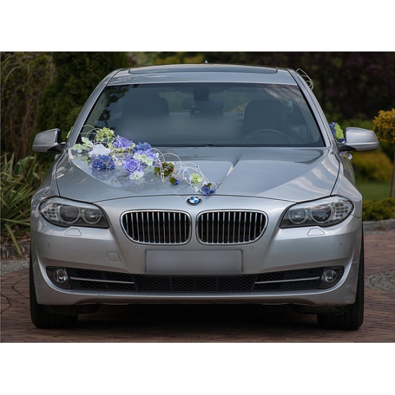 Trouwauto versiering paarse en blauw bloemen met decoratie van rotan