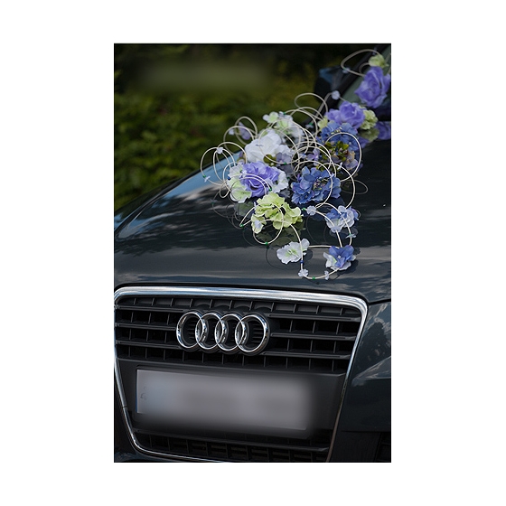 Trouwauto versiering paarse en blauw bloemen met decoratie van rotan