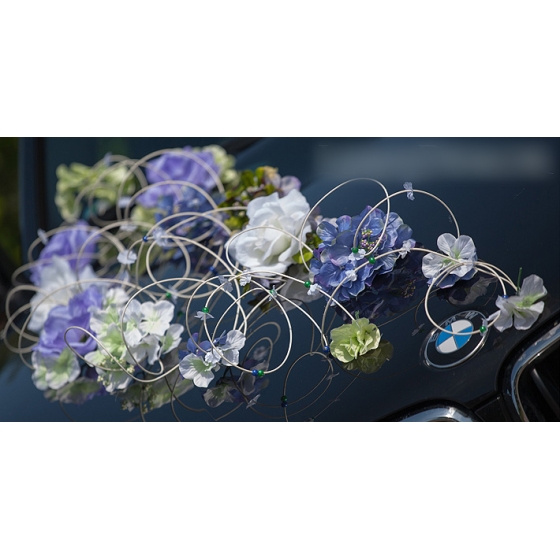 Trouwauto versiering paarse en blauw bloemen met decoratie van rotan