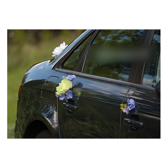 Trouwauto versiering paarse en blauw bloemen met decoratie van rotan