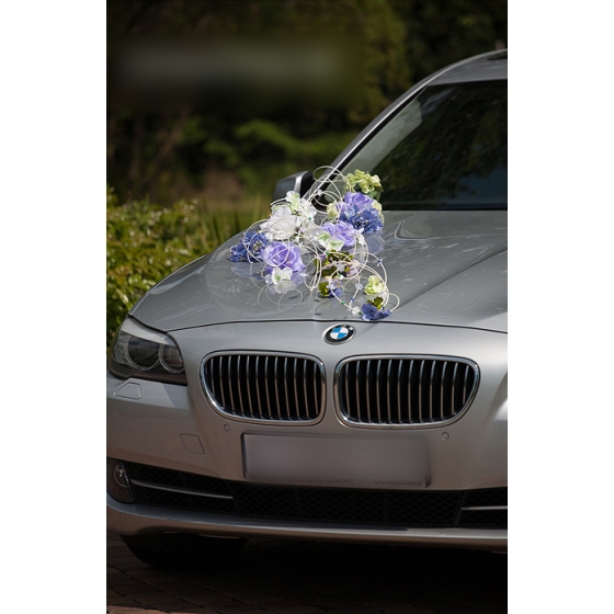Trouwauto versiering paarse en blauw bloemen met decoratie van rotan