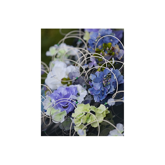 Trouwauto versiering paarse en blauw bloemen met decoratie van rotan