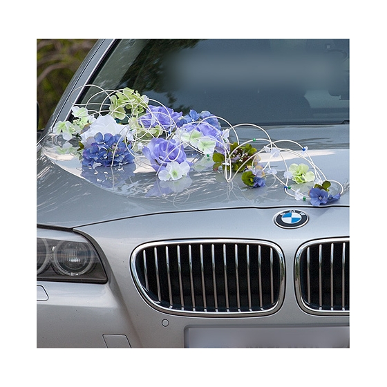 Trouwauto versiering paarse en blauw bloemen met decoratie van rotan