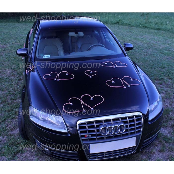 Roze hartjes voor trouwauto