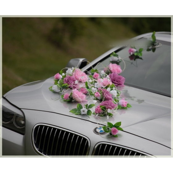 Bruiloft auto versiering van witte en roze rozen